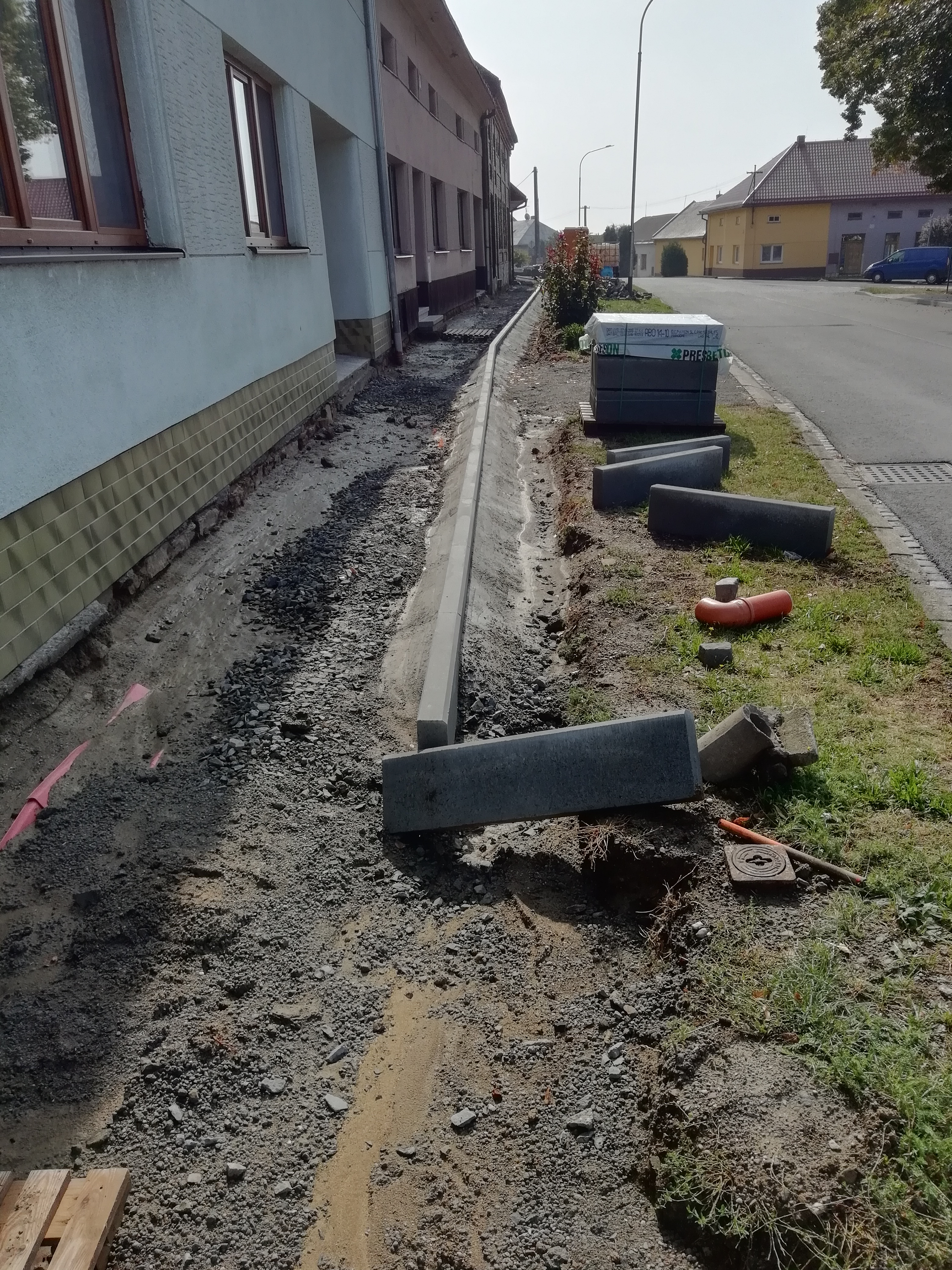 oprava chodníků, stav dne 2.9.2018