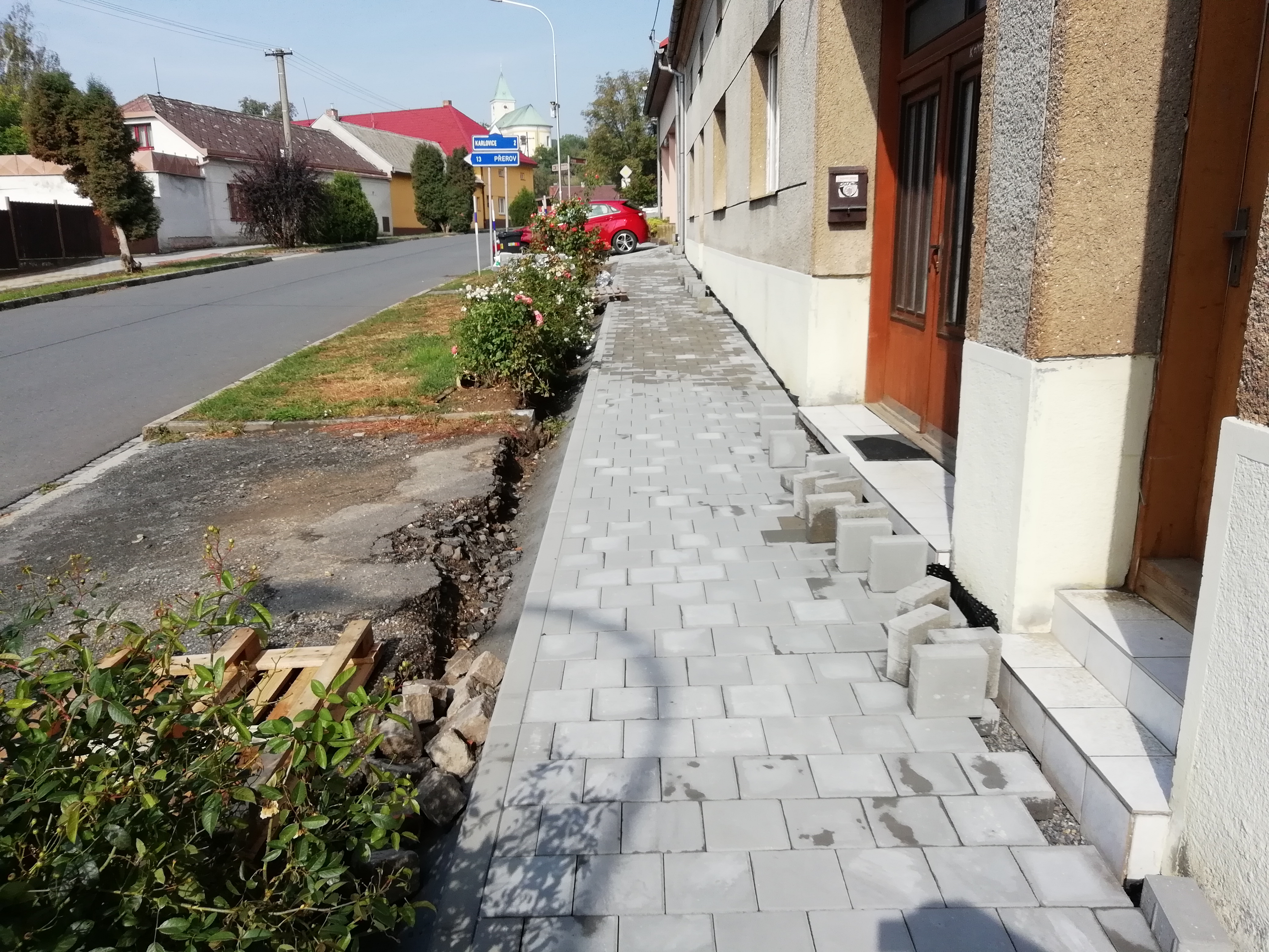 oprava chodníků, stav dne 2.9.2018